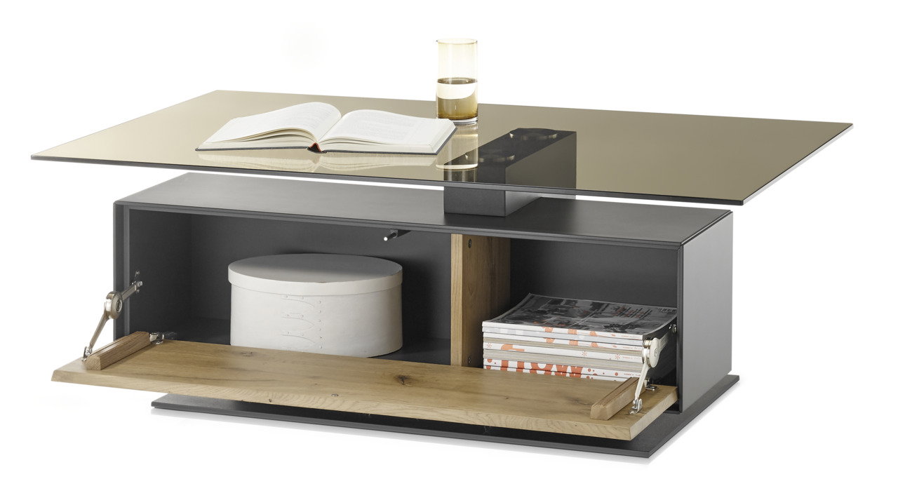 Moderner Couchtisch mit Glasplatte, offener Stauraum mit Büchern und Box, seitliche Perspektive.