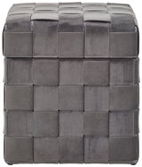 Grauer Hocker mit Stauraum, Vorderansicht, mit geflochtenem Design.