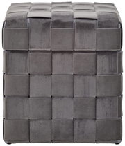 Grauer Hocker mit Stauraum, Vorderansicht, mit geflochtenem Design.