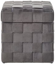 Grauer Hocker mit Stauraum, Vorderansicht, mit geflochtenem Design.