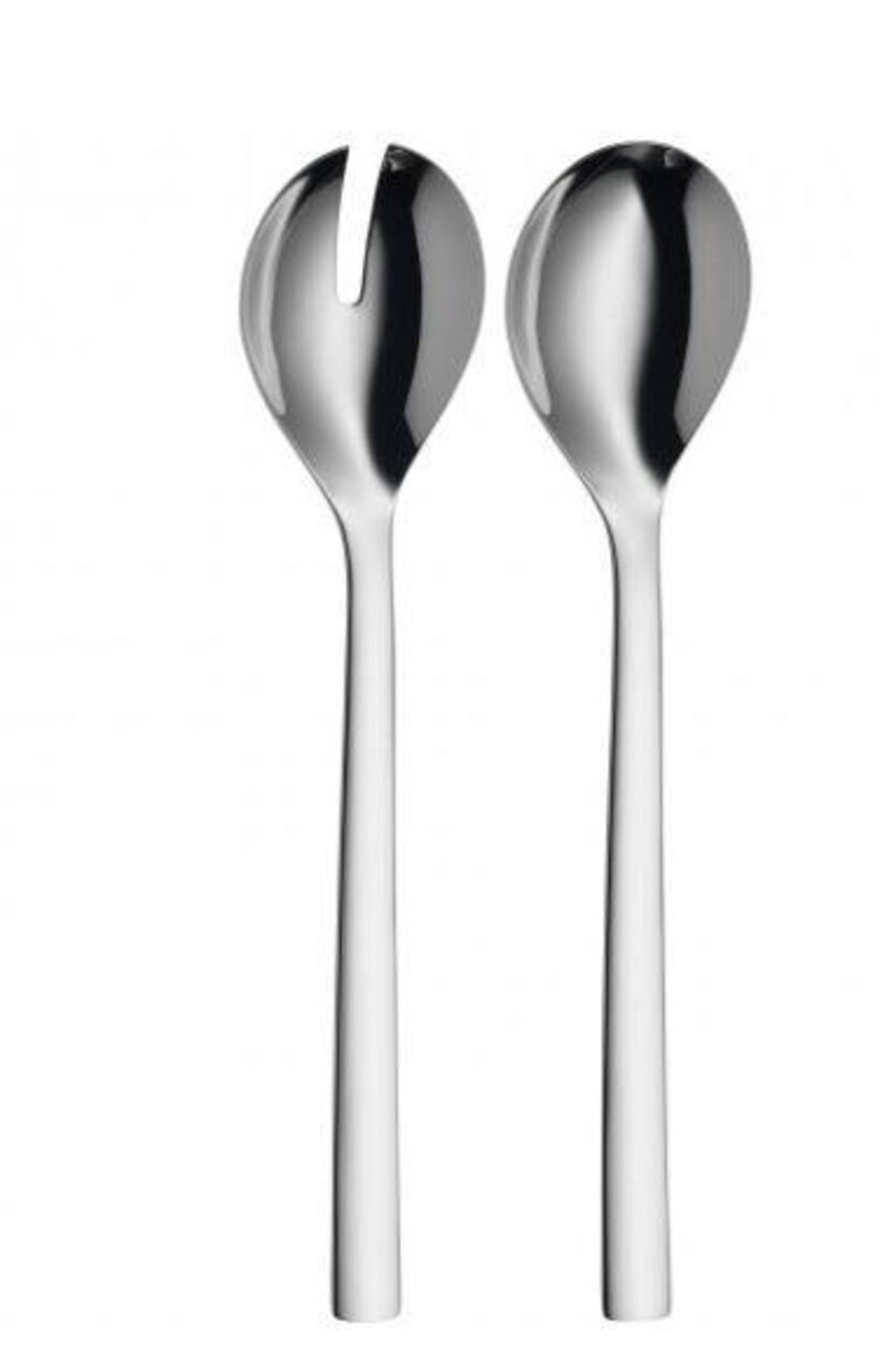 Zwei glänzende Salatbesteckteile aus Edelstahl, frontal abgebildet. Ein Löffel mit Schlitz und ein normaler Löffel, beide mit elegantem, modernem Design.