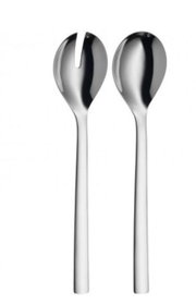 Zwei glänzende Salatbesteckteile aus Edelstahl, frontal abgebildet. Ein Löffel mit Schlitz und ein normaler Löffel, beide mit elegantem, modernem Design.