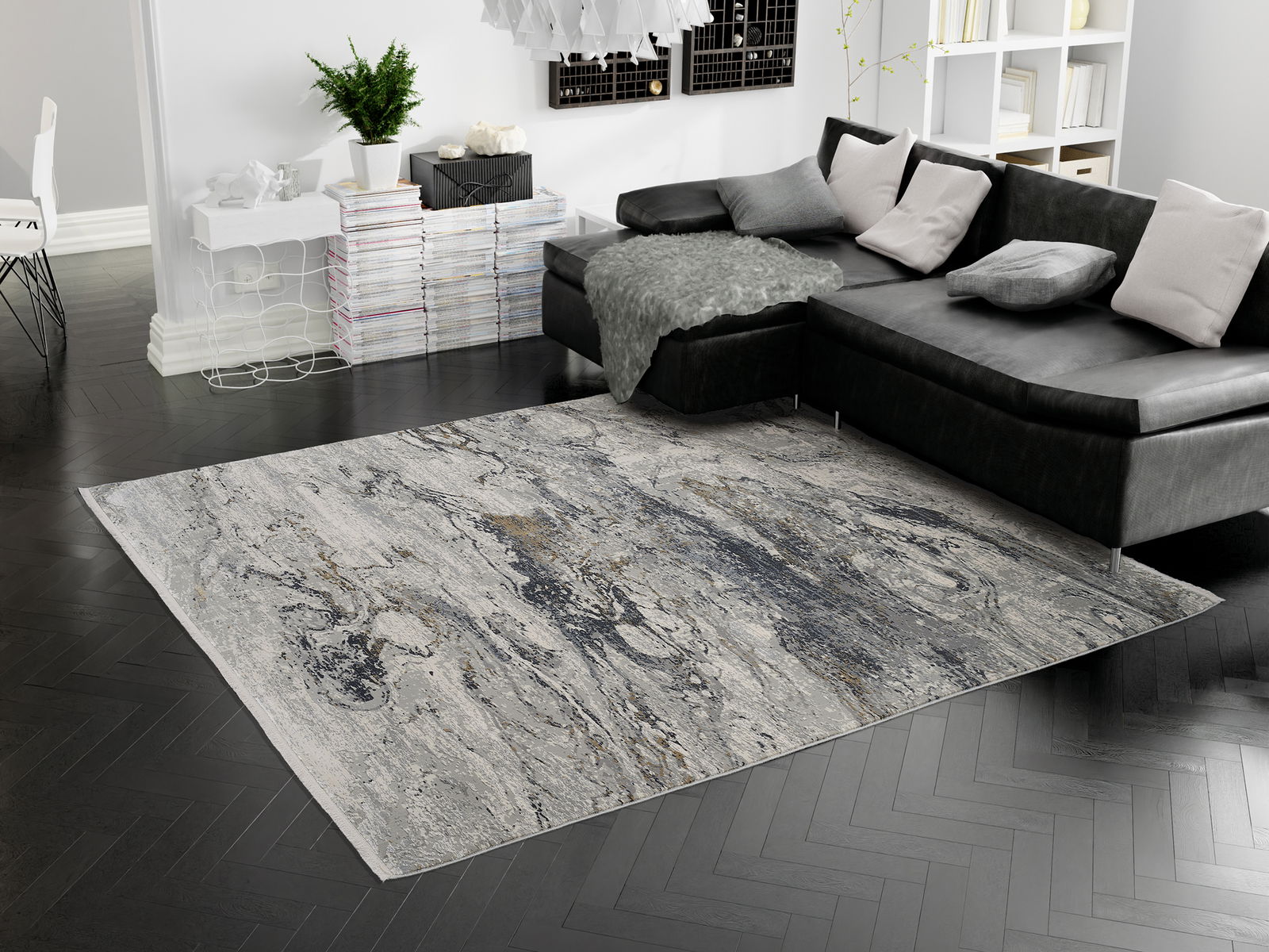 Designer Teppich in einem modernen Wohnzimmer mit dunklem Parkettboden und schwarzem Sofa, aus der Vogelperspektive betrachtet.