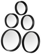 Fünf rund geformte Spiegel mit schwarzem Rahmen, aus der Vorderansicht gezeigt, angeordnet in einer pyramidenartigen Formation.