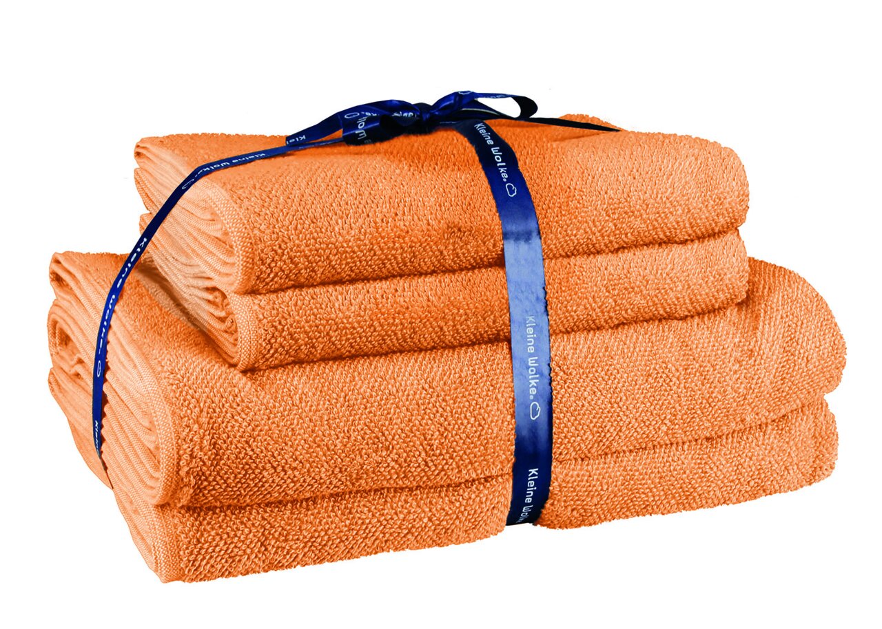 Orangefarbenes Handtuchset, bestehend aus vier Teilen, gebunden mit einem blauen Band, seitliche Perspektive