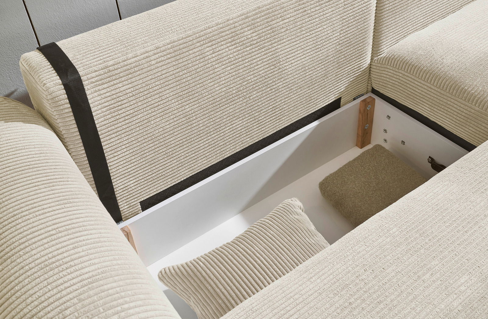 Detailansicht einer beigen Rundecke mit Stauraum, geöffnet, von oben betrachtet.