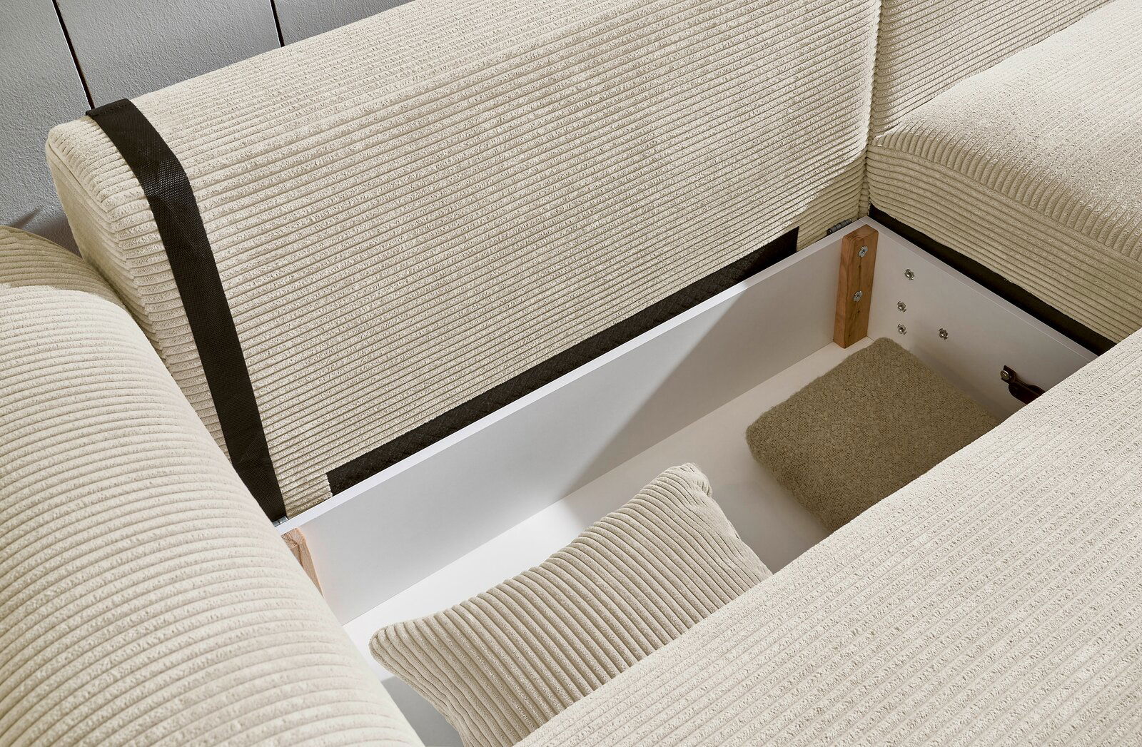 Detailansicht einer beigen Rundecke mit Stauraum, geöffnet, von oben betrachtet.