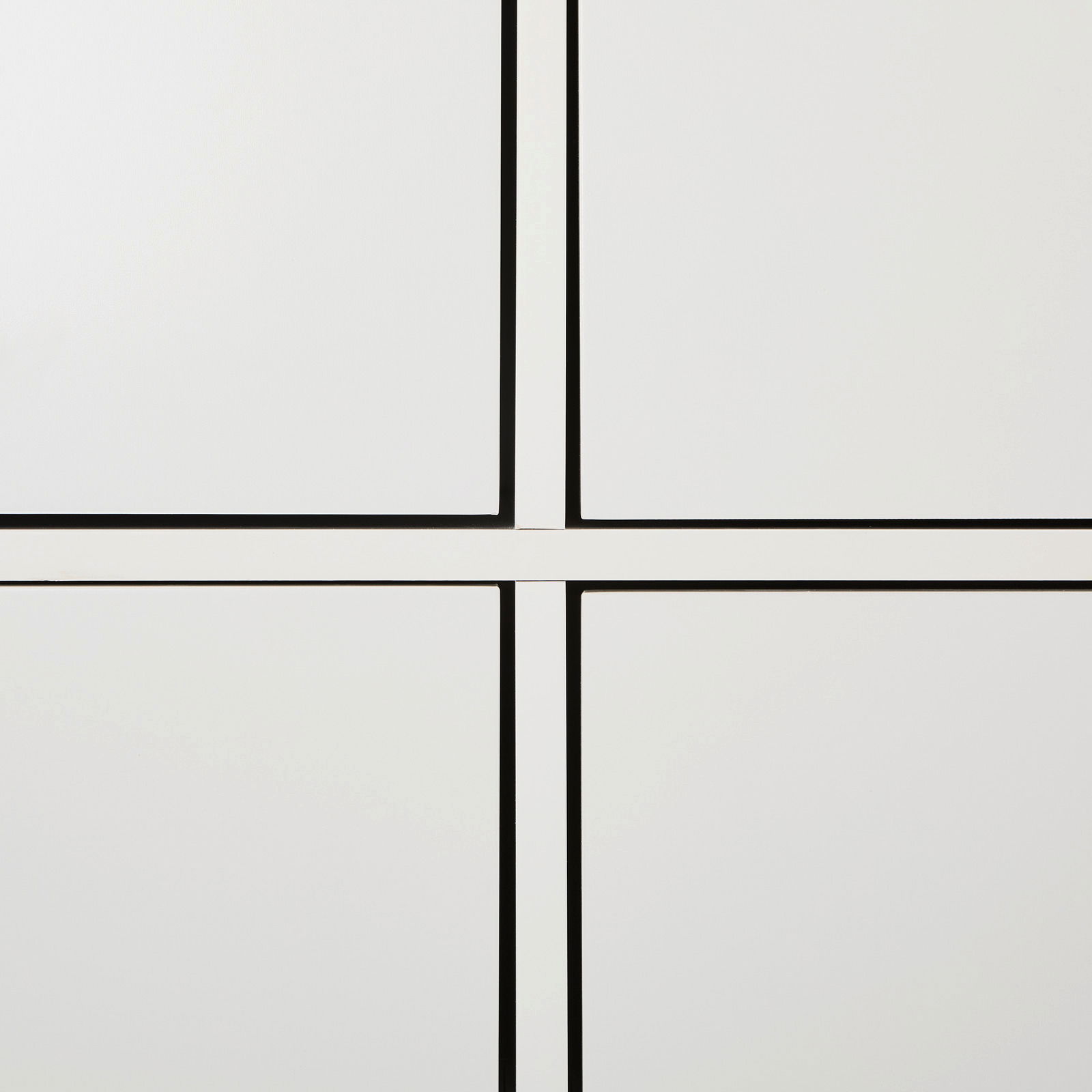 Nahaufnahme eines modernen Highboards mit klaren Linien und minimalistischen Design, Vorderansicht