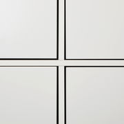 Nahaufnahme eines modernen Highboards mit klaren Linien und minimalistischen Design, Vorderansicht