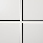 Nahaufnahme eines modernen Highboards mit klaren Linien und minimalistischen Design, Vorderansicht