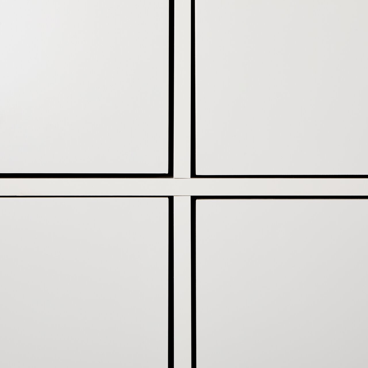 Nahaufnahme eines modernen Highboards mit klaren Linien und minimalistischen Design, Vorderansicht