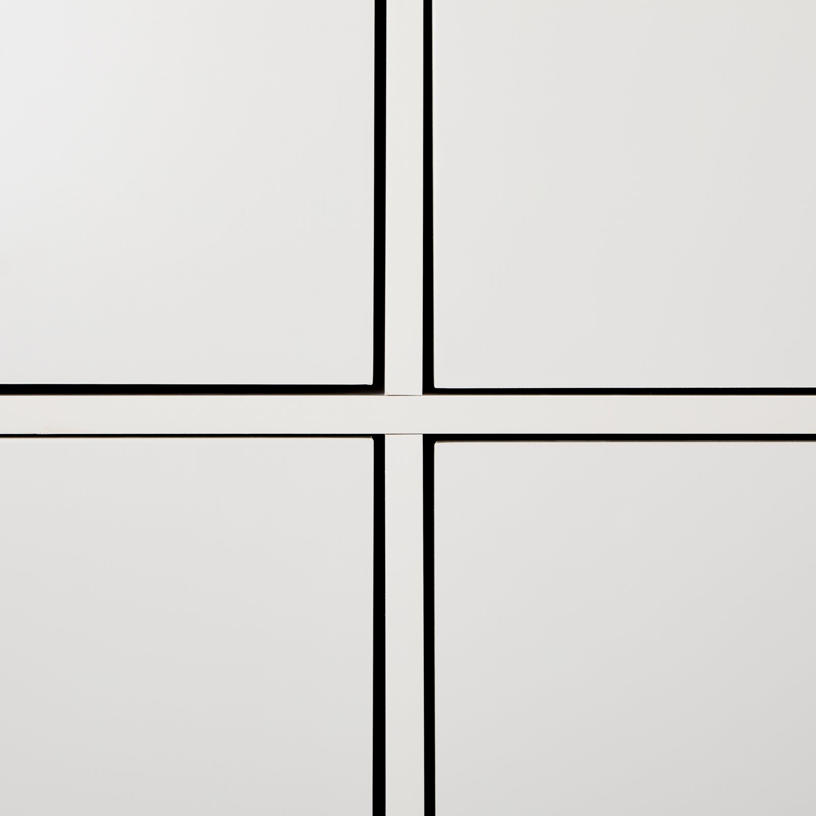 Nahaufnahme eines modernen Highboards mit klaren Linien und minimalistischen Design, Vorderansicht