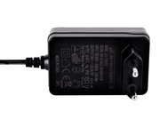 Nahaufnahme eines schwarzen Netzteils mit europäischem Stecker, geeignet für Lavaleuchten.