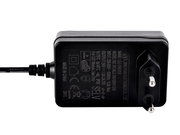 Nahaufnahme eines schwarzen Netzteils mit europäischem Stecker, geeignet für Lavaleuchten.