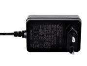 Nahaufnahme eines schwarzen Netzteils mit europäischem Stecker, geeignet für Lavaleuchten.