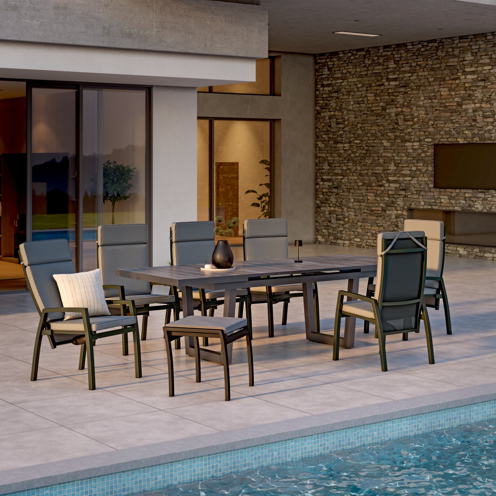 Ambia Garden Hocker MOVE TEX Moderner Hocker auf einer Terrasse neben einem Esstisch mit Stühlen, Blick von der Seite