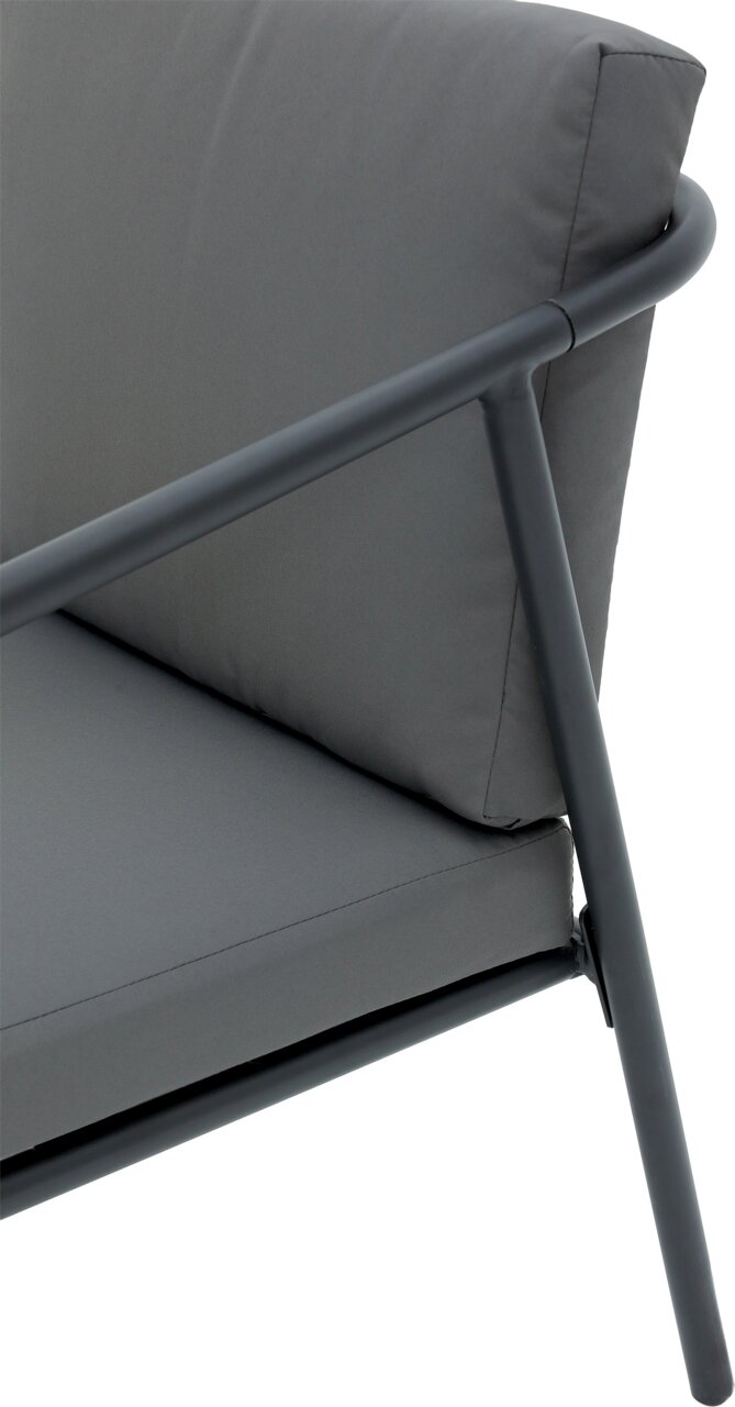 Nahaufnahme eines grauen Gartenloungesessels mit Metallrahmen, seitliche Perspektive