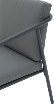 Nahaufnahme eines grauen Gartenloungesessels mit Metallrahmen, seitliche Perspektive