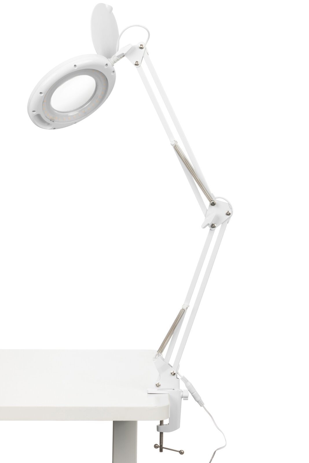 Weiße Schreibtischleuchte mit verstellbarem Arm, seitliche Perspektive, an einem Tisch befestigt.