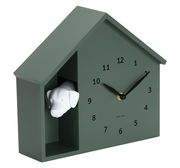 Moderne Wanduhr in Form eines Hauses mit einem Hundekopf, der aus einer Öffnung herausschaut, seitliche Perspektive