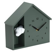 Moderne Wanduhr in Form eines Hauses mit einem Hundekopf, der aus einer Öffnung herausschaut, seitliche Perspektive