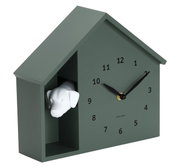 Moderne Wanduhr in Form eines Hauses mit einem Hundekopf, der aus einer Öffnung herausschaut, seitliche Perspektive