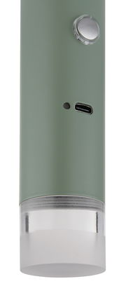 Nahaufnahme einer grünen Akku-Pendelleuchte mit USB-C-Anschluss und Schalter.