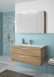 Moderner Badblock mit Holzoptik und zwei Schubladen, kombiniert mit einem weißen Spiegelschrank, aus der Perspektive von vorne betrachtet.