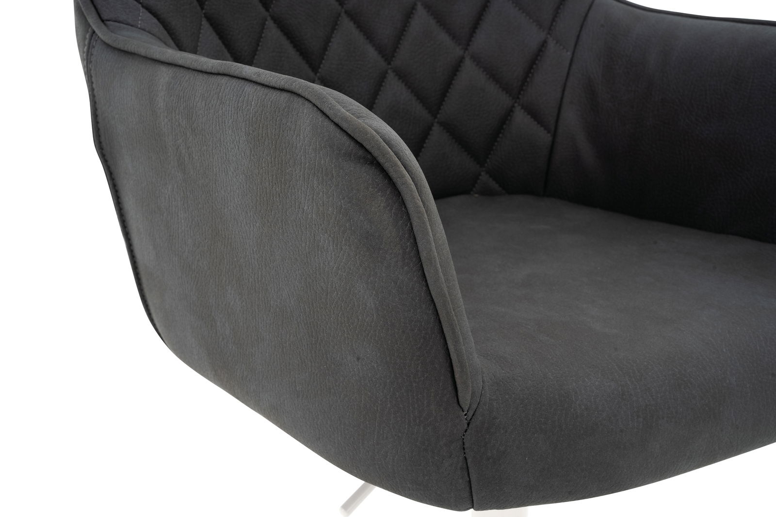 Nahaufnahme eines grauen Drehstuhls mit gestepptem Muster auf der Rückenlehne, seitliche Perspektive.