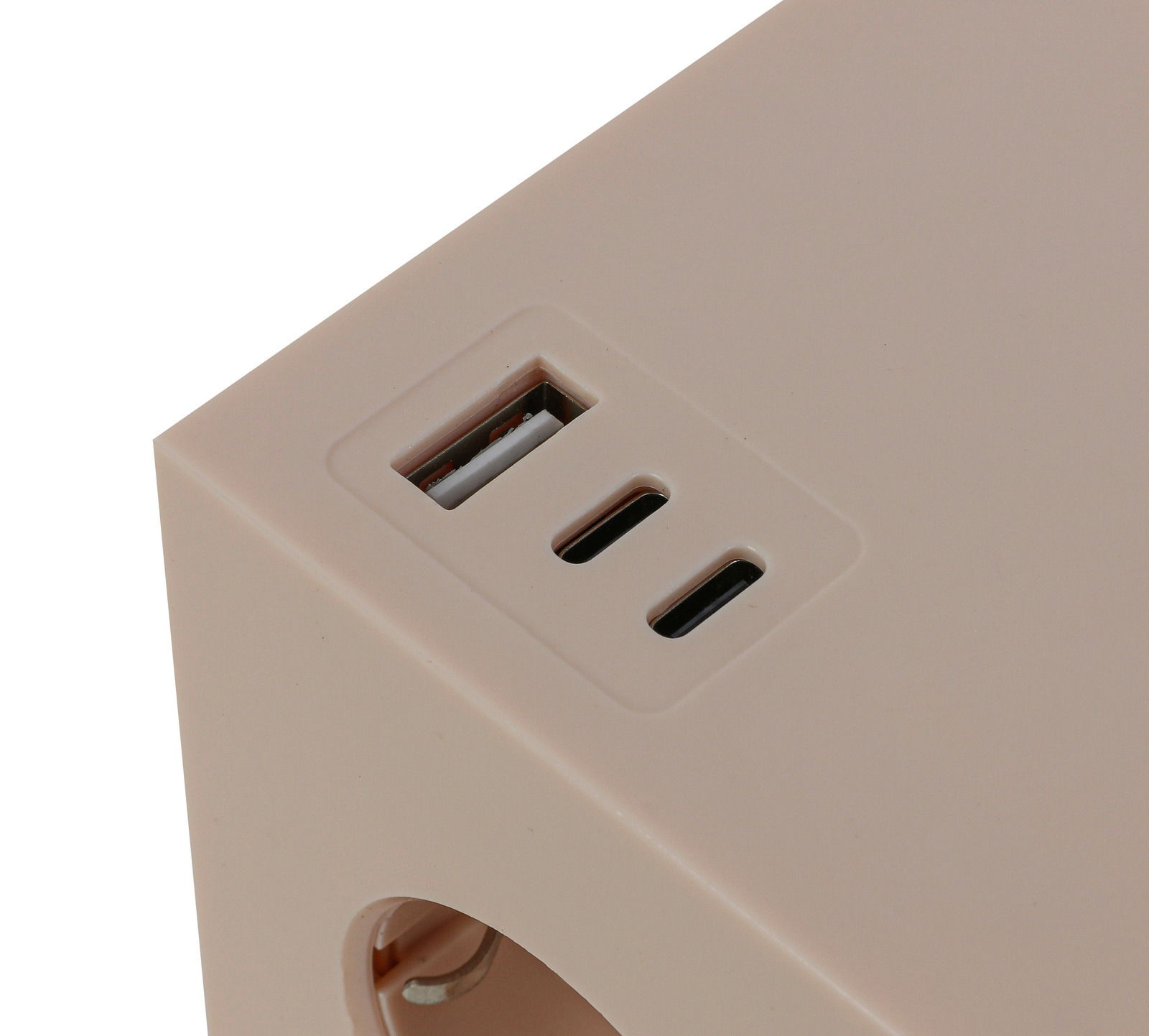 Nahaufnahme eines Steckdosenwürfels mit USB-Anschlüssen, beige Farbe, Perspektive von oben.