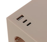 Nahaufnahme eines Steckdosenwürfels mit USB-Anschlüssen, beige Farbe, Perspektive von oben.