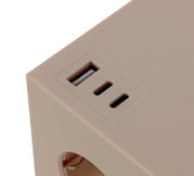 Nahaufnahme eines Steckdosenwürfels mit USB-Anschlüssen, beige Farbe, Perspektive von oben.