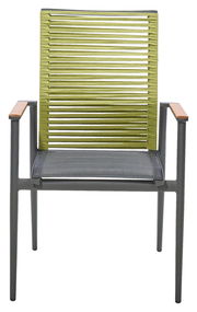 Moderner Sessel mit grünem, geflochtenem Rücken und grauem Sitz, aus der Frontalperspektive fotografiert.