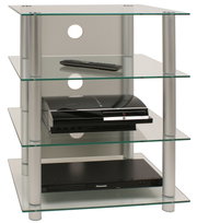 Mehrstöckiges HiFi-/TV-Rack mit Glasböden und silbernen Rundsäulen, mit Kabeldurchführungen in der Rückwand, in frontaler Perspektive leicht von rechts