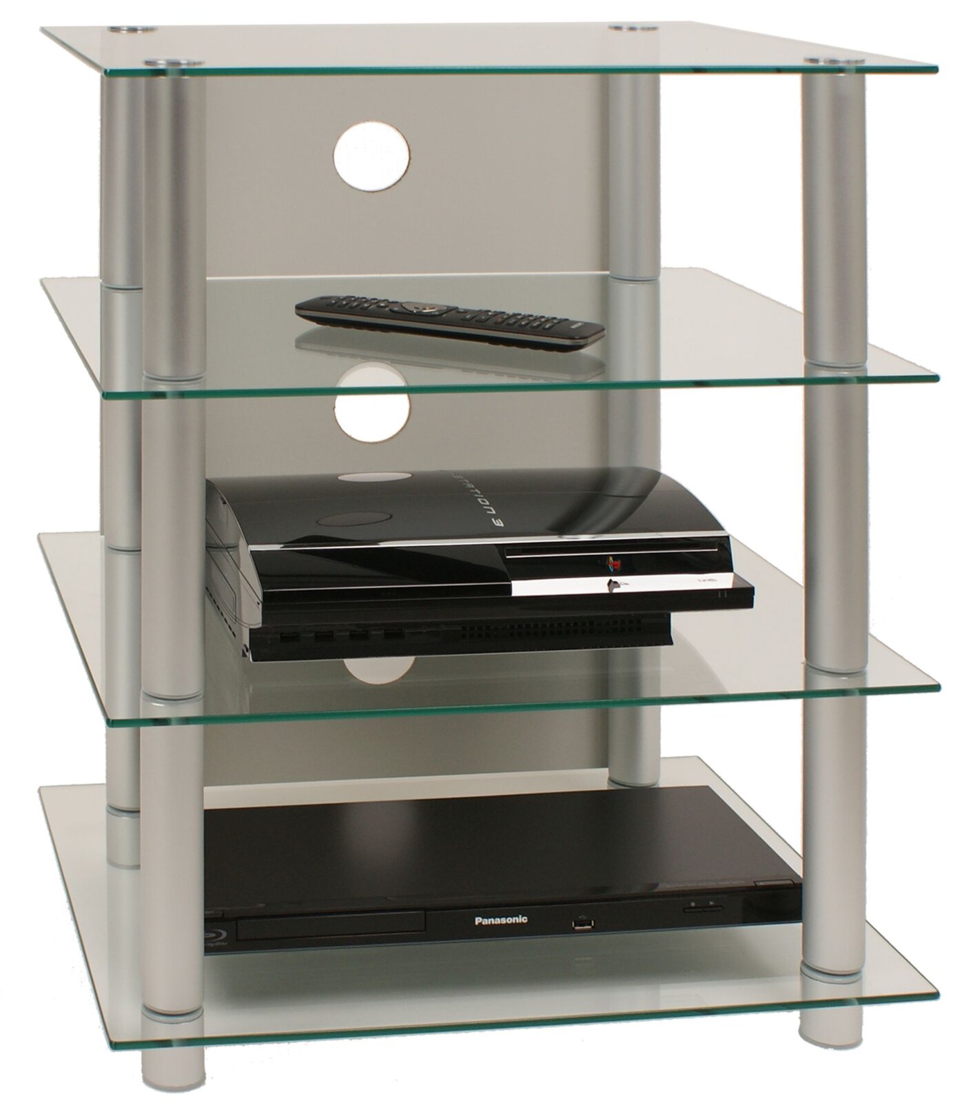 Mehrstöckiges HiFi-/TV-Rack mit Glasböden und silbernen Rundsäulen, mit Kabeldurchführungen in der Rückwand, in frontaler Perspektive leicht von rechts