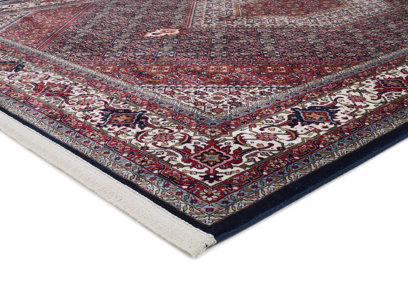 Orientteppich mit detailliertem Muster in Rot- und Blautönen, perspektivisch von der Ecke aufgenommen