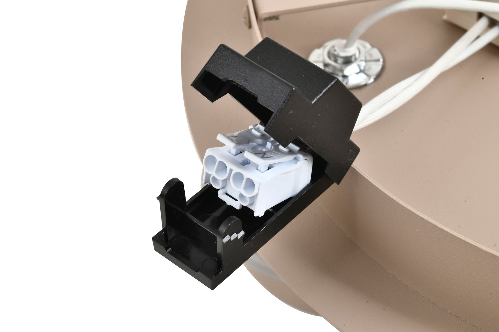 Nahaufnahme einer LED-Deckenleuchte mit sichtbarem Anschlussmodul und Kabeln.