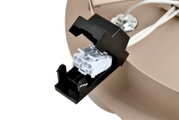 Close-up van een led-plafondlamp met zichtbare aansluitmodule en kabels.