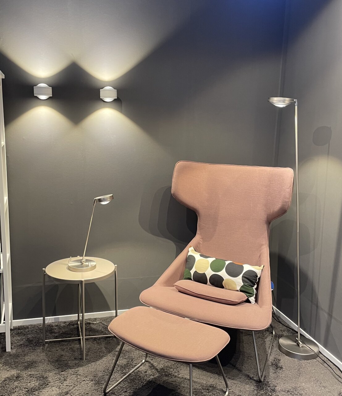 Megatron LED-Stehleuchte OTTICA STANDO Moderne LED-Stehleuchte OTTICA STANDO in einem stilvollen Wohnzimmer, seitliche Perspektive