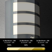Nahaufnahme einer modernen Akku-Außenwandleuchte mit Touch-Funktion zur Helligkeitseinstellung, seitliche Perspektive.