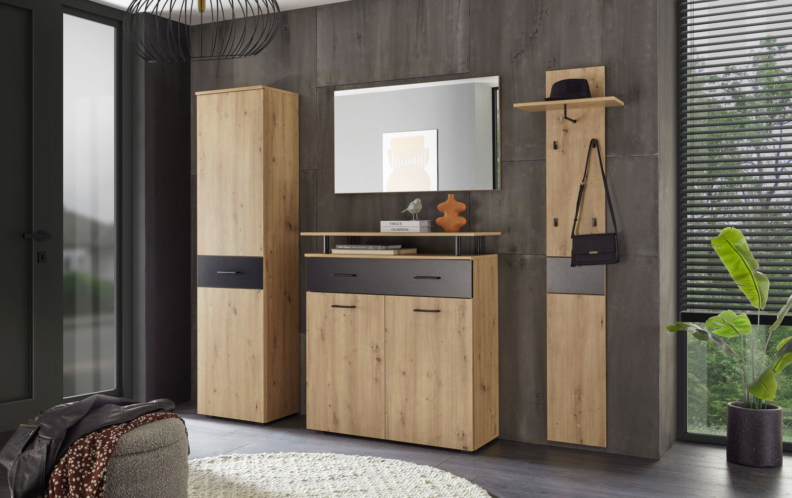 Garderoben-Set in Holzoptik mit schwarzem Akzent, bestehend aus einem hohen Schrank, einer Kommode mit Spiegel und einer Wandgarderobe, aus der Perspektive eines hellen Raumes mit großen Fenstern.