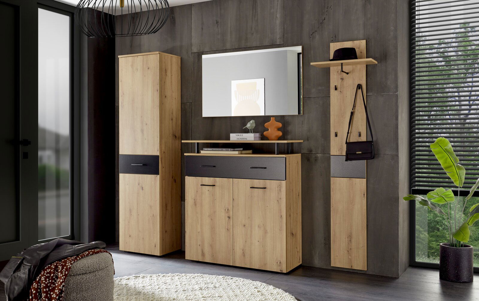 Garderoben-Set in Holzoptik mit schwarzem Akzent, bestehend aus einem hohen Schrank, einer Kommode mit Spiegel und einer Wandgarderobe, aus der Perspektive eines hellen Raumes mit großen Fenstern.