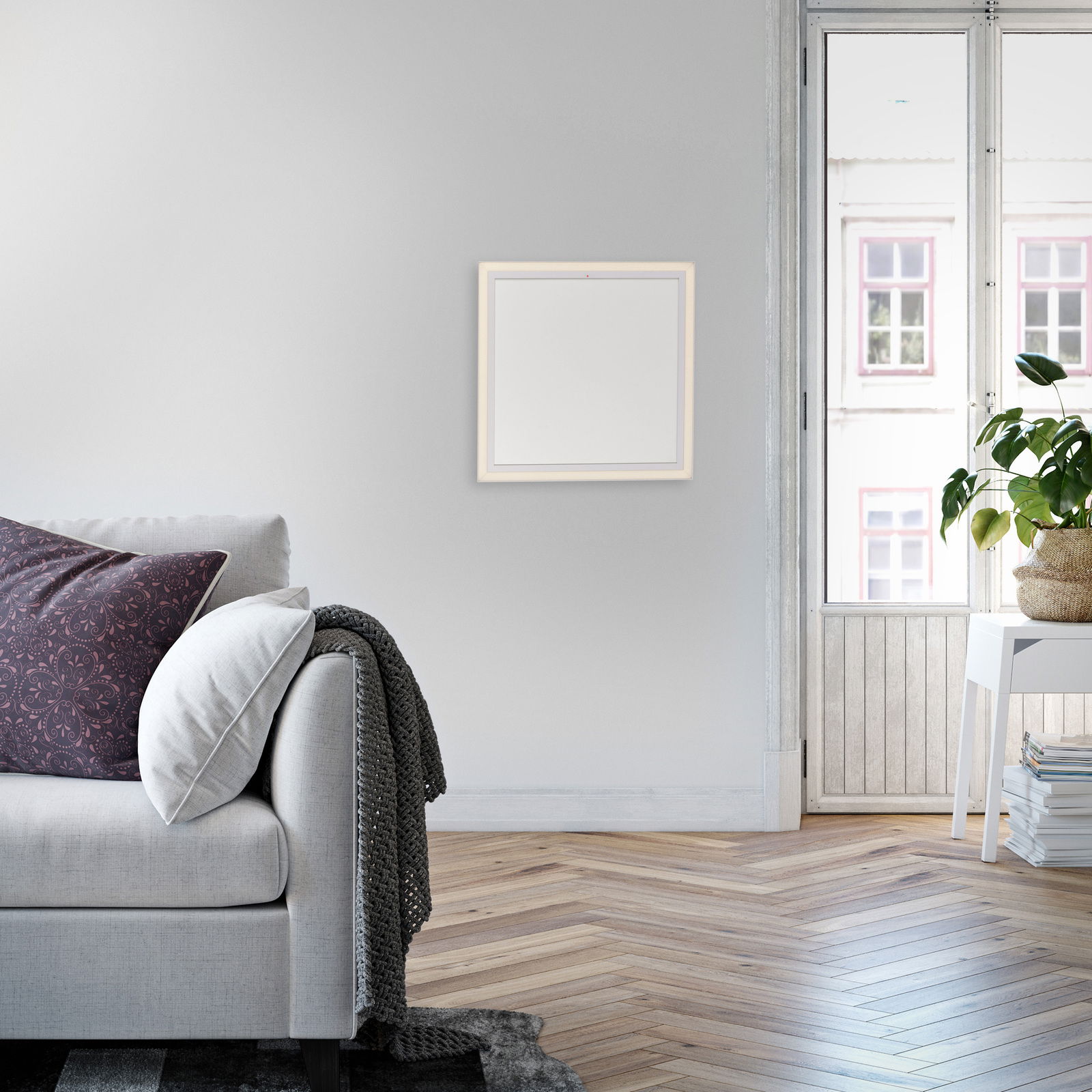 Moderne Deckenleuchte mit IR-Heizung in einem stilvollen Wohnzimmer, seitliche Perspektive.