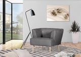 Grauer Sessel mit Holzbeinen in einem modernen Wohnzimmer, seitliche Perspektive.