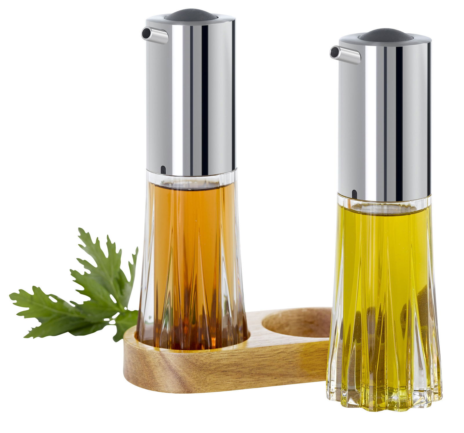 Zwei elegante Menage-Flaschen für Essig und Öl aus Kristallglas mit glänzenden Metallverschlüssen, präsentiert auf einem Holzständer, seitliche Perspektive.