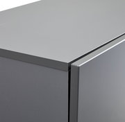 Nahaufnahme einer modernen, grauen TV-Lowboard-Kombination mit klaren Linien und glatter Oberfläche, Perspektive von oben.