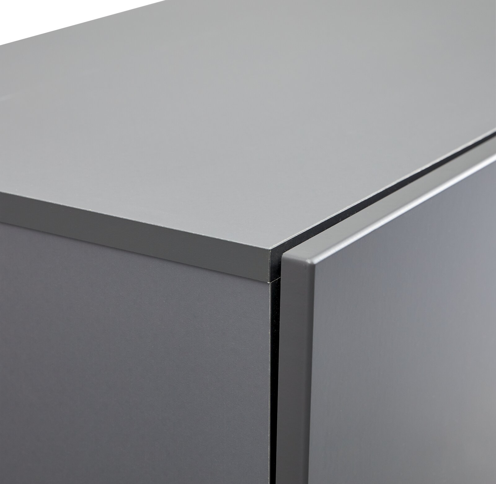 Nahaufnahme einer modernen, grauen TV-Lowboard-Kombination mit klaren Linien und glatter Oberfläche, Perspektive von oben.