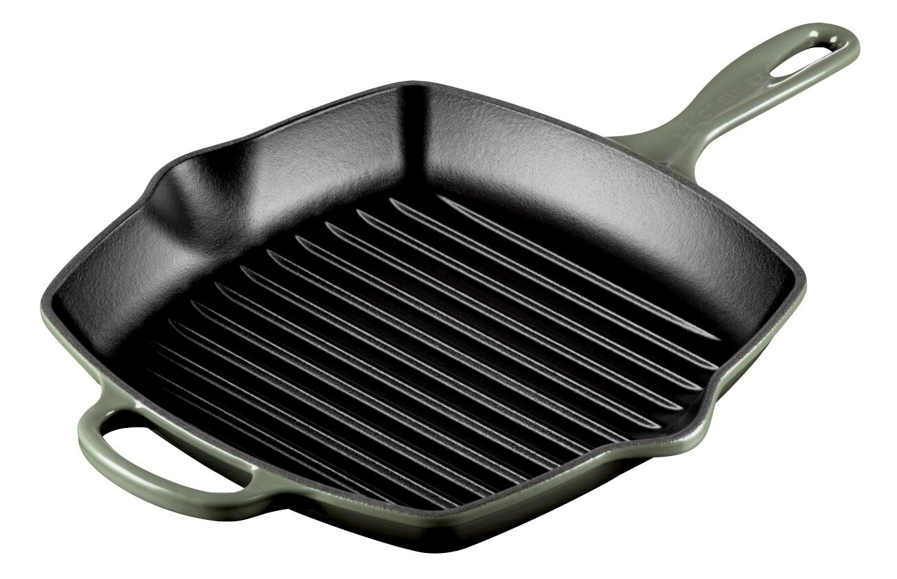 LE CREUSET Grillpfanne 26 cm Thyme SIGNATURE Quadratische Grillpfanne Signature 26 cm aus Gusseisen mit Rillen, seitlicher Perspektive