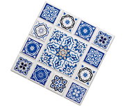 Untersetzer mit blau-weißen Mosaikmustern in diagonaler Perspektive