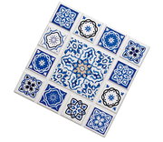 Untersetzer mit blau-weißen Mosaikmustern in diagonaler Perspektive